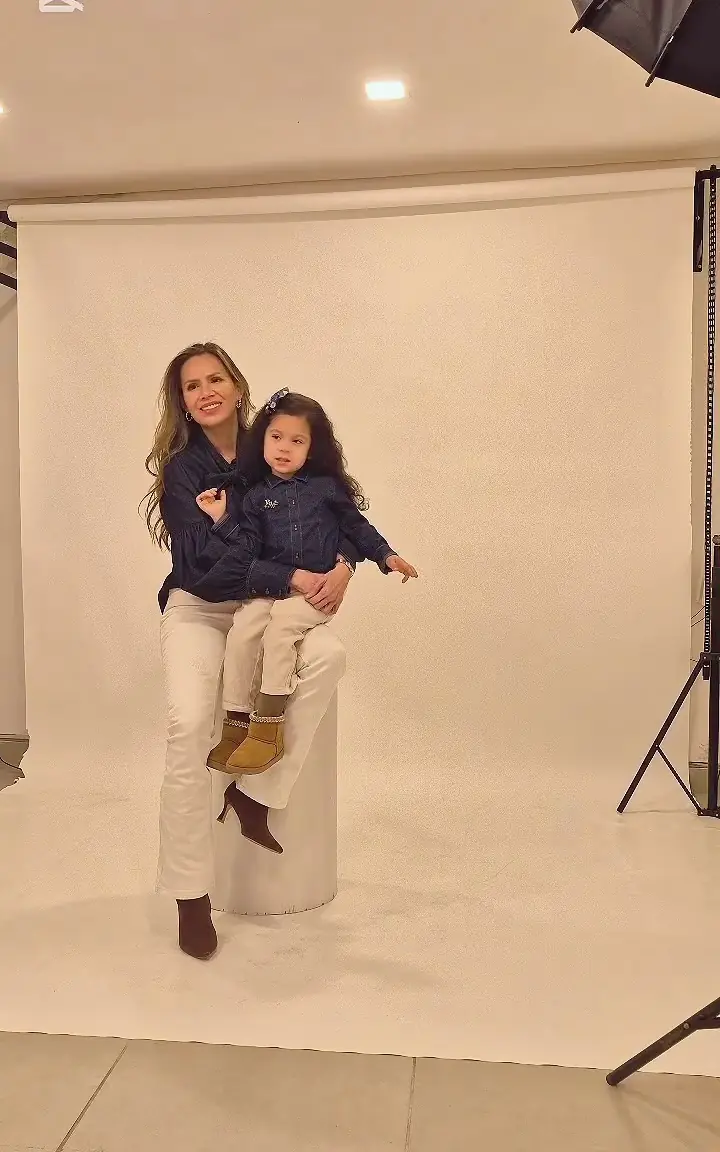 Mamá alzando a su hija en el estudio