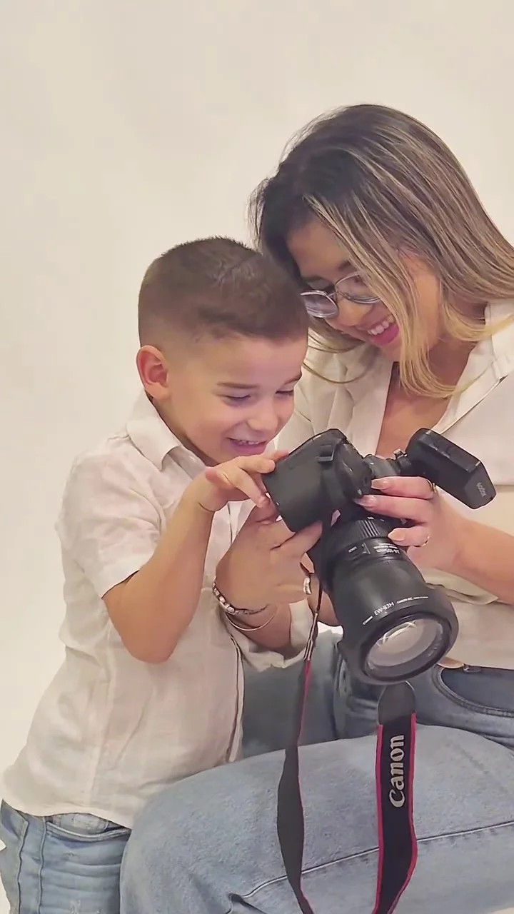 Mamá mostrándole la cámara a su hijo
