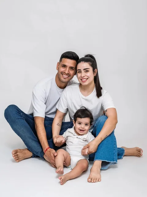 Familia sentada en el piso del estudio con su bebé