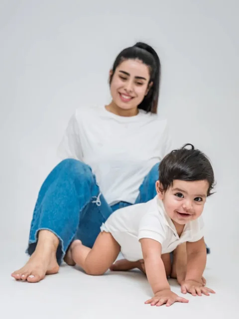 Mamá con su bebé en el piso del estudio