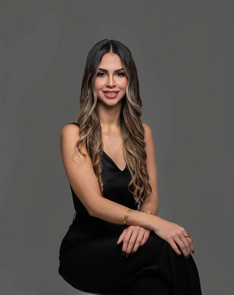 Retrato de mujer sentada con vestido negro