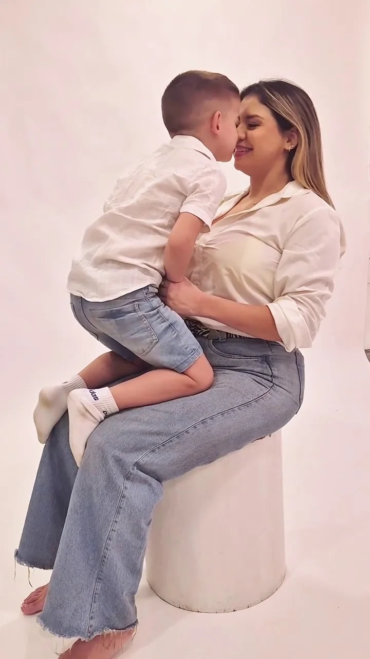 Mamá abrazando a su hijo en una sesión Mommy & Me