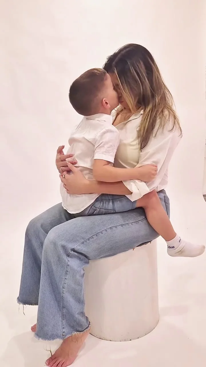 Mamá con su hijo en brazos y una sonrisa